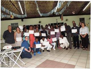 Haitianos exibem os diplomas de conclusão do curso de informática (Foto: MPT/Divulgação)