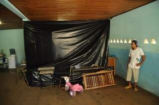 Na Associação de Moradores, a família improvisou um barraco com lona (Fotos: Rodrigo Pazinato)