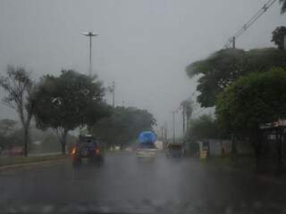 Chuva intensa na avenida Gunter Hans. (Foto: Paulo Francis).