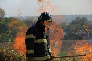 Esta já é a 5ª vez no sábado que bombeiros são chamados para apagar fogo de área inabitada (Foto: Marcos Ermínio)