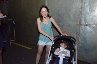 Raquel curtiu muito o show com a filha Mariana.  (Foto: Vanessa Tamires)