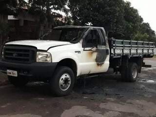 Caminhão incendiado em Caarapó estaria com vidro aberto. (Foto: Caarapó News)