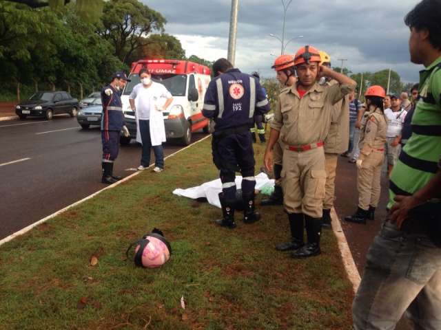 Motociclista morre ao perder controle de moto e bater em poste