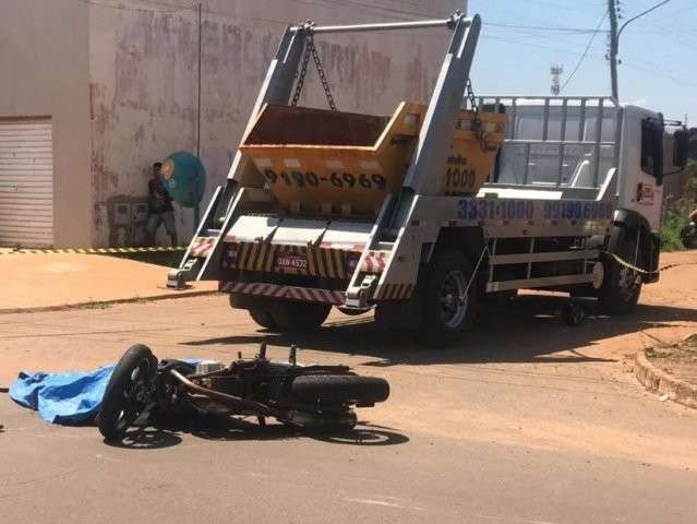 Motociclista morto em acidente com caminh&atilde;o tinha 22 anos 