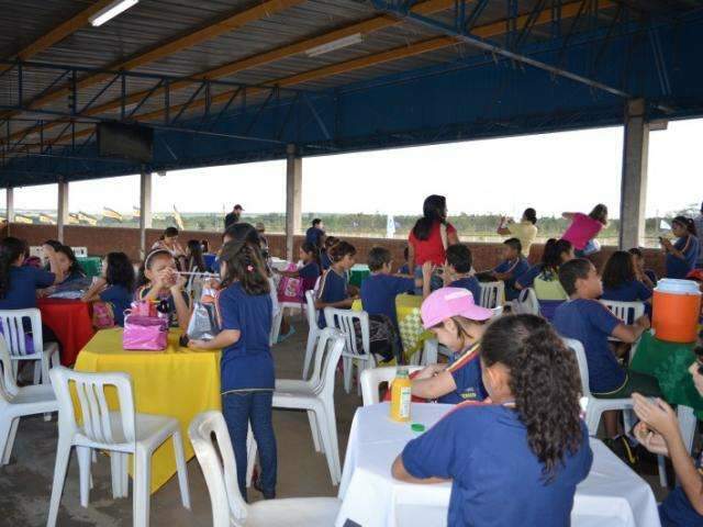 Crian&ccedil;as de escola ind&iacute;gena visitam aut&oacute;dromo e caminh&otilde;es da F&oacute;rmula Truck