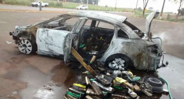 Carro lotado de maconha pega fogo e traficantes conseguem fugir