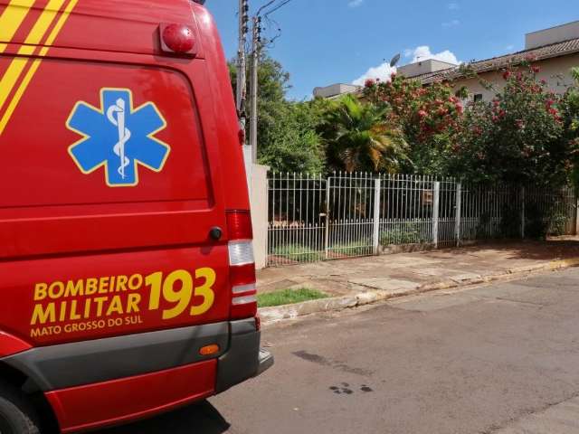 Idoso de 80 anos fica ferido ao ser prensado entre carro e port&atilde;o 