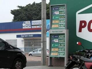 Tabela de preços de posto de combustível em Campo Grande (Foto: Saul Schramm)