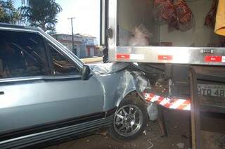 Frente do carro ficou danificada. (Foto: Simão Nogueira)