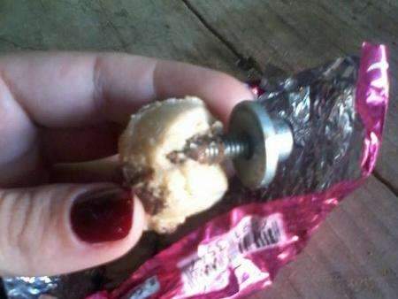 Aposentada encontra parafuso e porca em bombom Sonho de Valsa