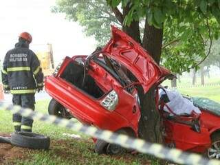 Veículo ficou destruído com impacto do choque com árvore (Foto: Marcos Maluf)