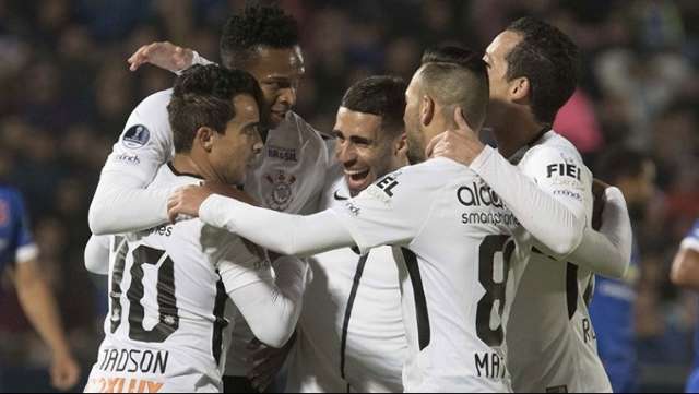 Corinthians perde chances, mas vence Atl&eacute;tico-GO fora de casa 