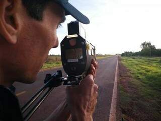 Com radar, policial verifica velocidade de carros em rodovia estadual (Foto: Divulgação)