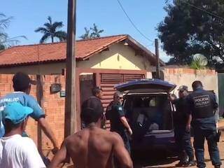 Momento que homem de 58 anos entra em camburão; prisão foi filmada por vizinhos (Foto: Reprodução)