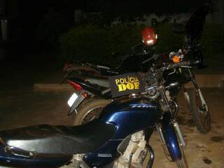 Além das duas motocicletas que estavam com os adolescentes, outra moto roubada foi encontrada na casa deles. (Foto:Divulgação)