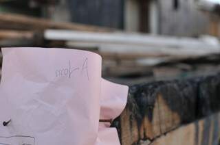 Depois do incêndio no dia 31 de março, só restou a folha de papel indicando que ali era uma escola. (Foto: Alcides Neto)
