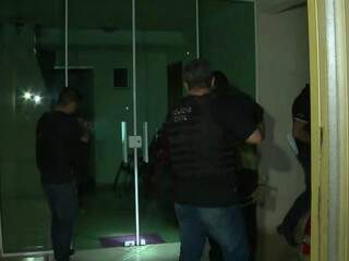 M&atilde;e e filho ligados a traficantes do Paran&aacute; s&atilde;o presos na fronteira de MS