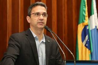Secretário Luiz Fernando Buainain revelou as novidades na Assembleia (Foto: Victor Chileno/ALMS)