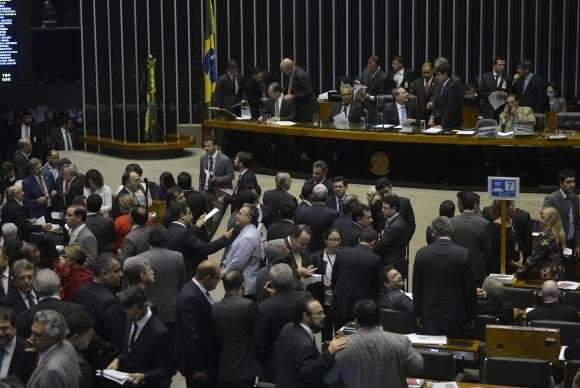 Congresso mant&eacute;m em vota&ccedil;&atilde;o apertada veto de Dilma a reajuste de servidores