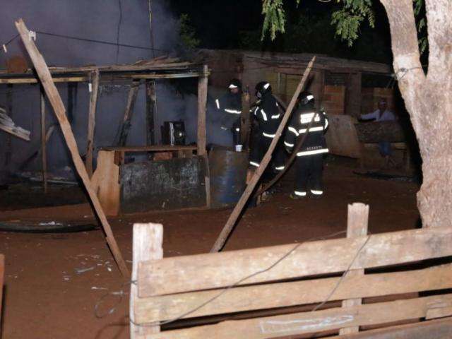 Homem incendeia barraco e tenta matar esposa e tr&ecirc;s filhos