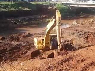 Máquinas escavam margem do rio Anhanduí em obra antienchentes