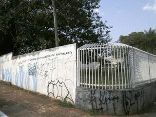 Proibida pela Justiça de grafitar muro, escola é alvo de pichações (Foto; Gerson Walber)