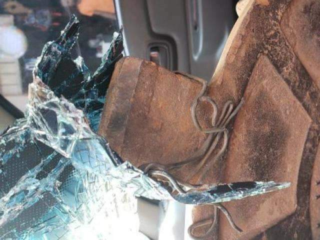 Motorista fica ferido ap&oacute;s ter para-brisa atingido por tampa de bueiro