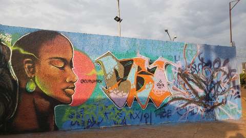 No muro, artistas pintam a resistência e devolvem “vida” à escola da periferia 