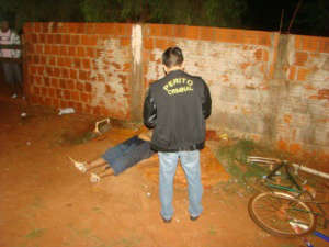  Um morre e outro vai para o hospital ap&oacute;s serem baleados em festa  