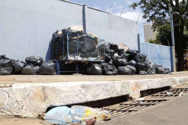 Prefeitura, Ong e líder de bairro vão à Justiça para coleta de lixo 