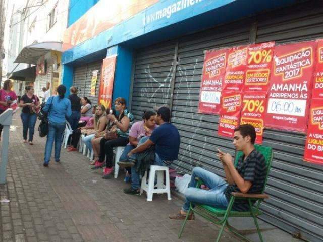 Liquida&ccedil;&atilde;o em loja de departamentos atrai at&eacute; &#039;desavisados&#039; no Centro