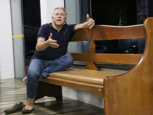 Jamil Name e filho est&atilde;o em cela onde Giroto &quot;dita as regras&quot; e faz caf&eacute;