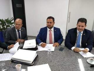 Da esquerda para direita, José Carlos Barbosa (DEM), Márcio Fernandes (MDB) e Renato Câmara (MDB) durante reunião na Assembleia Legislativa. (Foto: Leonardo Rocha).