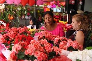 Entre os itens que mais têm saída, o ramalhete de rosas colombianas está em primeiro lugar. (Foto: Fernando Antunes)