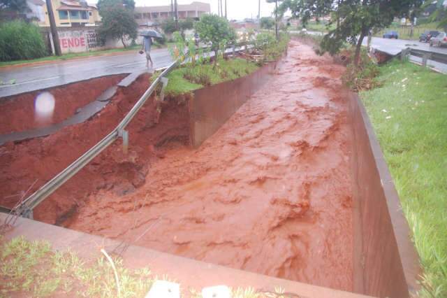  Pelo menos tr&ecirc;s pontos da Capital ainda est&atilde;o com casas alagadas