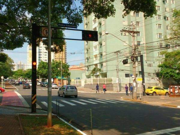 Amarelo ou vermelho? Sem&aacute;foro na Afonso Pena confunde motoristas
