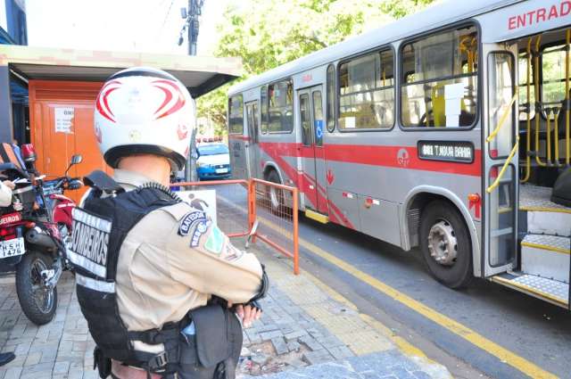 Explos&atilde;o de pneu de &ocirc;nibus fere 2 mulheres em esta&ccedil;&atilde;o Peg F&aacute;cil 