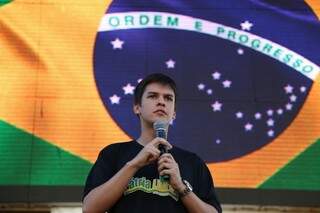 O estudante Julio Lins veio do Amazonas para participar de manifestação em Campo Grande. (Foto:Fernando Antunes)