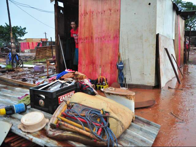  Chuva inunda barracos de desalojados pela prefeitura na Moreninha IV 