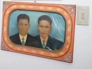 Na parede os irmãos Pedro e Amaro, o único retrato da família que ficou para trás (Foto: Paulo Francis)