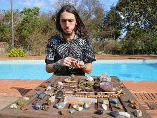 Rodrigo Scardini colocou as pedras em cima de uma mesa para tomar sol (Foto: Alana Portela)