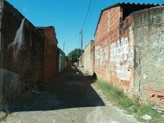 Beco do &quot;Tirão&quot;, onde ruas estreitas são marcadas pelo tráfico de drogas. (Foto: Henrique Kawaminami)
