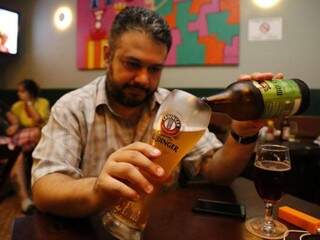 Rodrigo de Paula Fontes não é estudioso, mas resolveu experimentar 366 cervejas no ano (Foto: Gerson Walber)