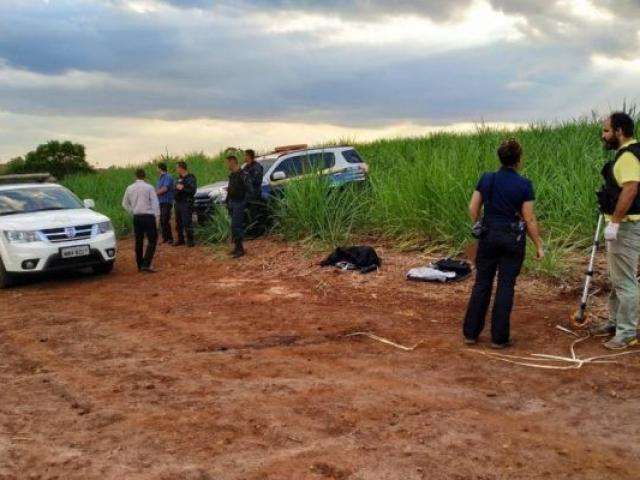 Morto com 8 facadas, taxista teve m&atilde;os e p&eacute;s amarrados e foi queimado