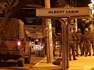 Militares durante buscas na região do Taveirópolis na sexta-feira (Foto: Ângela Kempfer)