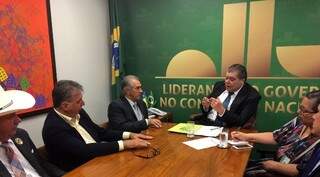 O governador Reinaldo Azambuja durante reunião com o ministro Sarney Filho em Brasília (Foto: Divulgação)
