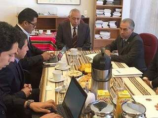 Governador Reinaldo Azambuja (PSDB) em reunião esta manhã (15) na Embaixada da Bolívia. (Foto: Divulgação/GovernoMS) 