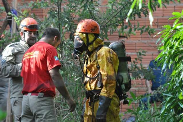 Resgate de suposto corpo em po&ccedil;o continua e deve demorar mais uma hora