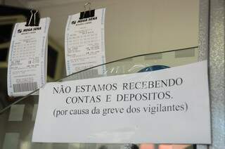 Cartaz no caixa diz que a lotérica não está recebendo contas e depósitos.  (Foto: Rodrigo Pazinato) 