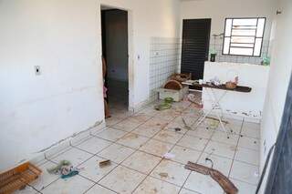 Após Polícia Federal intervir, alguns invasores deixaram casas que estão abandonadas. (Foto: Fernando Antunes)